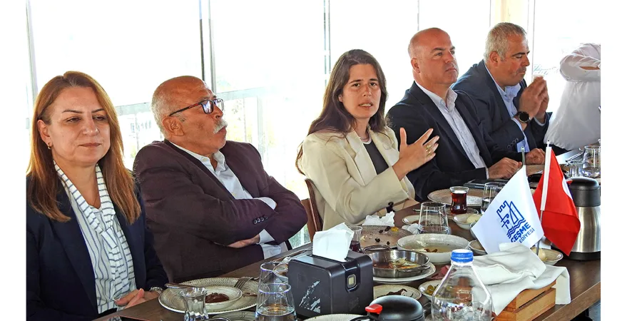 Başkan Lal Denizli muhtarlarla buluştu: Çeşme’de yeni projeleri ve belediyeye yönelik soruşturmayı değerlendirdi