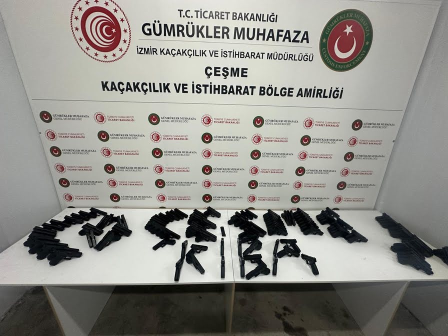 Çeşme Gümrüğü’nde Silah Kaçakçılığına Operasyon: 138 Tabanca ve 135 Şarjör Ele Geçirildi
