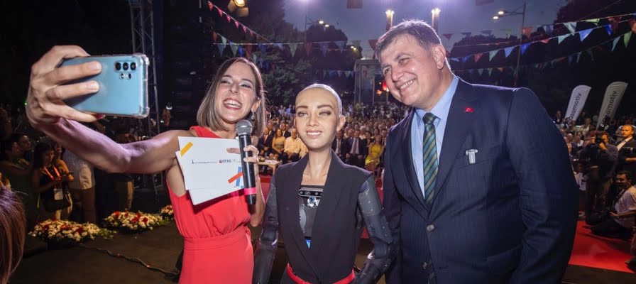 93. İzmir Enternasyonal Fuarı’nda “Robot Sophia??lı açılış