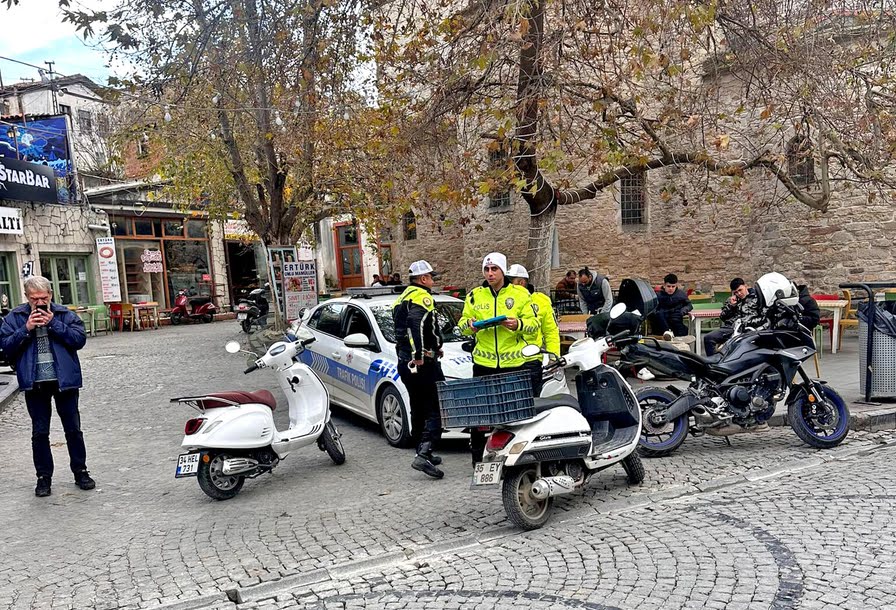 Çeşme’de Trafik Denetimlerinde 670 Araç Sürücüsüne Ceza