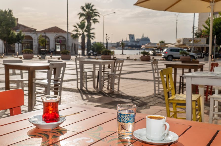 Cumhuriyet Meydanı’ndaki Meydan Kafe, Çeşme’nin Sosyal Buluşma Noktası Oluyor