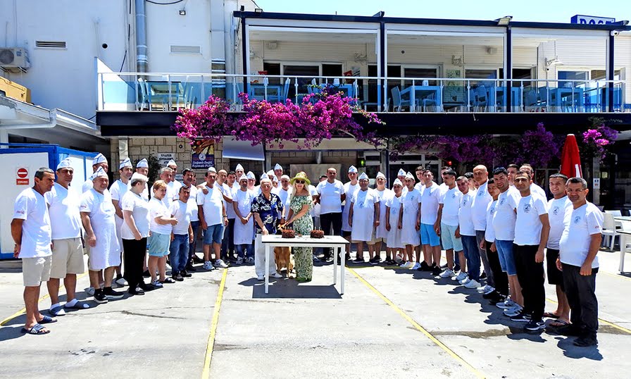 Çeşme’nin Lezzet Çınarı 52 Yaşında: Dost Pide Hem Babalar Günü’nü Hem Kuruluş Yıldönümünü Kutladı