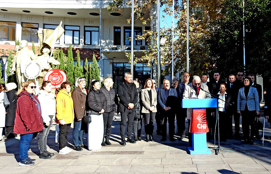 Çeşme CHP'den Öğretmenler Günü'nde eş zamanlı basın açıklaması