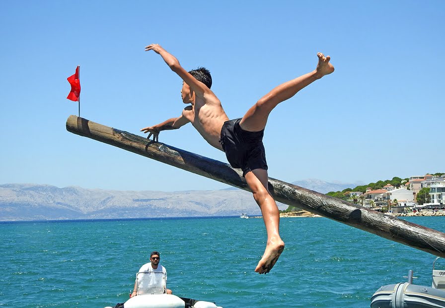 Çeşme’de Kabotaj Coşkusu: Yüzme ve Yağlı Direk Yarışları Nefes Kesti