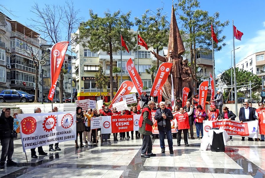 Emekliler Balçova’da “Geçinemiyoruz?? diyerek ses yükseltti