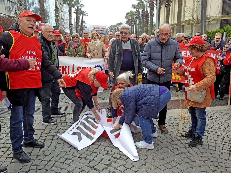 İzmir’de emekliler TÜİK pankartını sabunla yıkadı