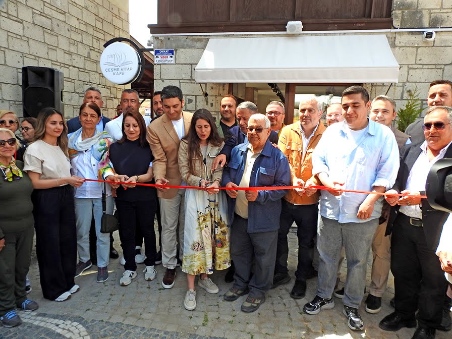  Alaçatı’da “Çeşme Kitap Kafe?? Kapılarını Açtı  