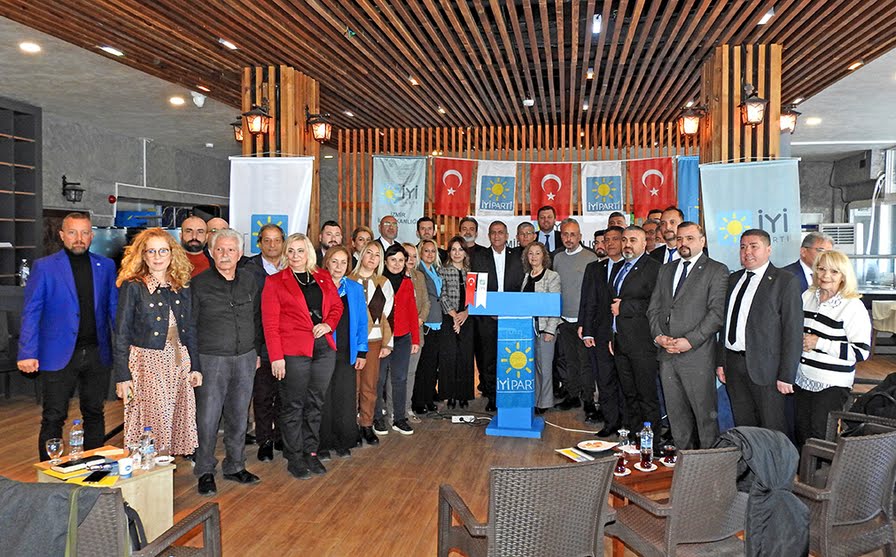 İYİ Parti 30 İlçe Başkanı, Çeşme'de, Eğitim Toplantısında Buluştu
