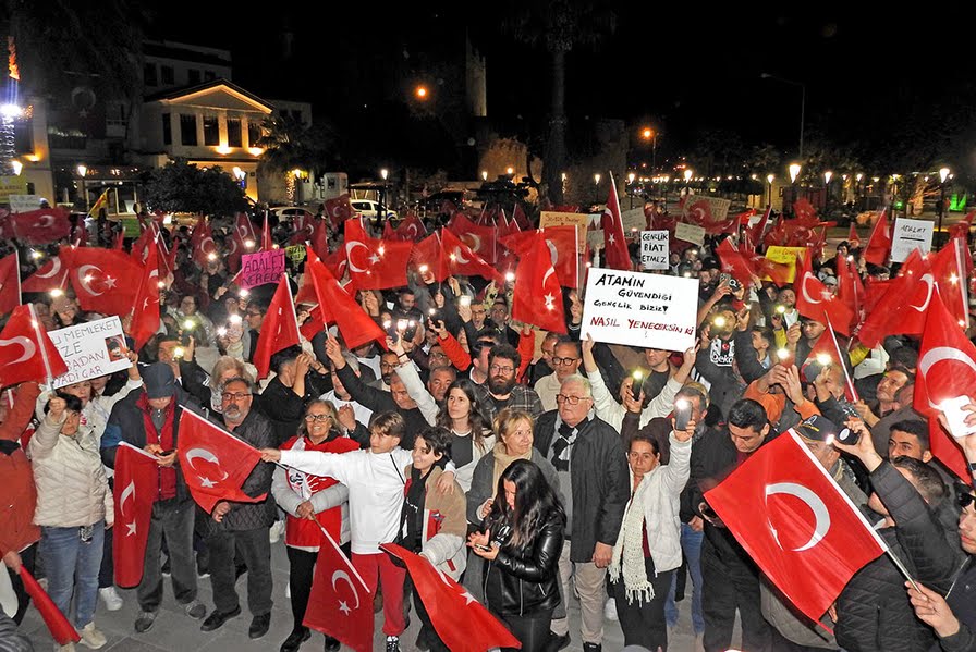 Ekrem İmamoğlu'nun Tutuklanmasına Çeşme'den Tepki: Gece Yürüyüşü Düzenlendi