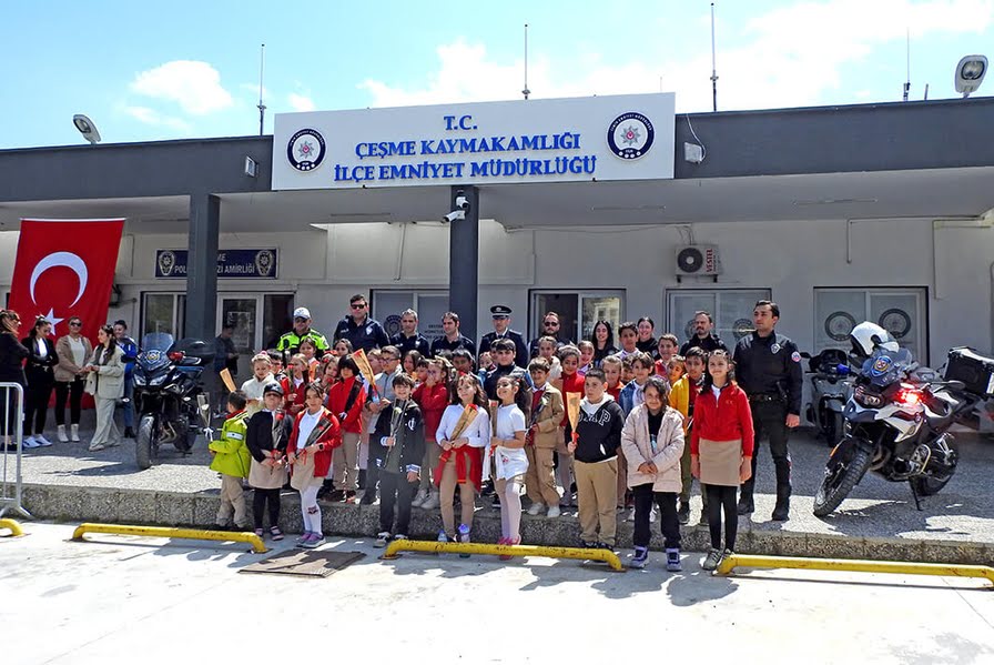 Çeşme'de Minik Kalplerden Polislere Anlamlı Ziyaret