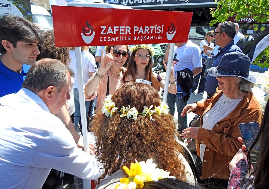 Zafer Partisi, Alaçatı Ot Festivali’nde Ümit Özdağ İçin İmza Kampanyası Gerçekleştirdi