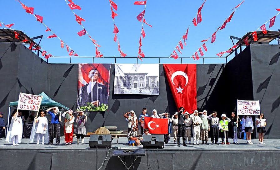 23 Nisan Çeşme'de coşkuyla kutlandı