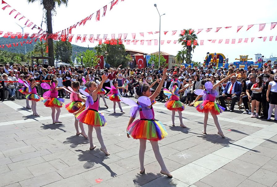 Çeşme Cumhuriyet Meydanı'nda Rengarenk 23 Nisan Şenliği