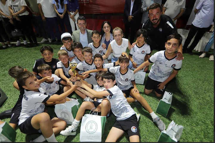 Bayraklı'da ‘Ferdi Zeyrek’ anısına düzenlenen U-12 Cup'ta Çeşme Belediyespor En Centilmen Takım seçildi