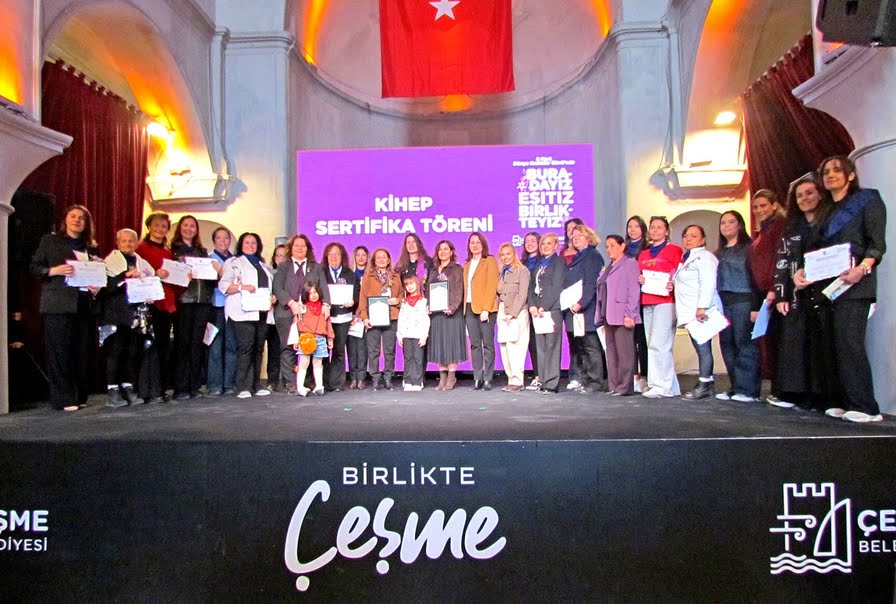 Çeşme’de KİHEP Sertifika Töreni: 16 Haftalık Eğitim Programını Tamamlayan Kadınlar Sertifikalarını Aldı