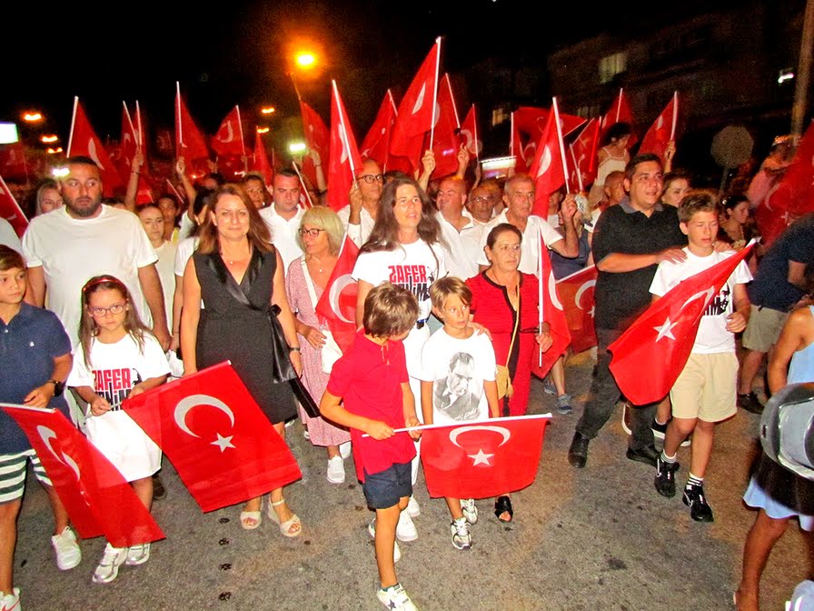 Çeşme’de Zafer Bayramı coşkusu Fener Alayı ile doruğa ulaştı