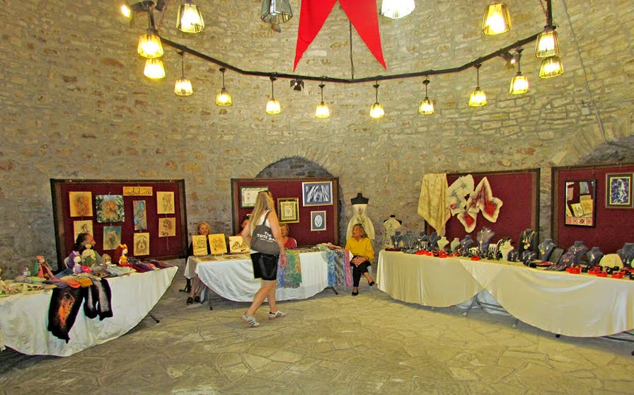 Kadınların El Emeği Çeşme’nin Tarihi Kalesinde Sergileniyor  