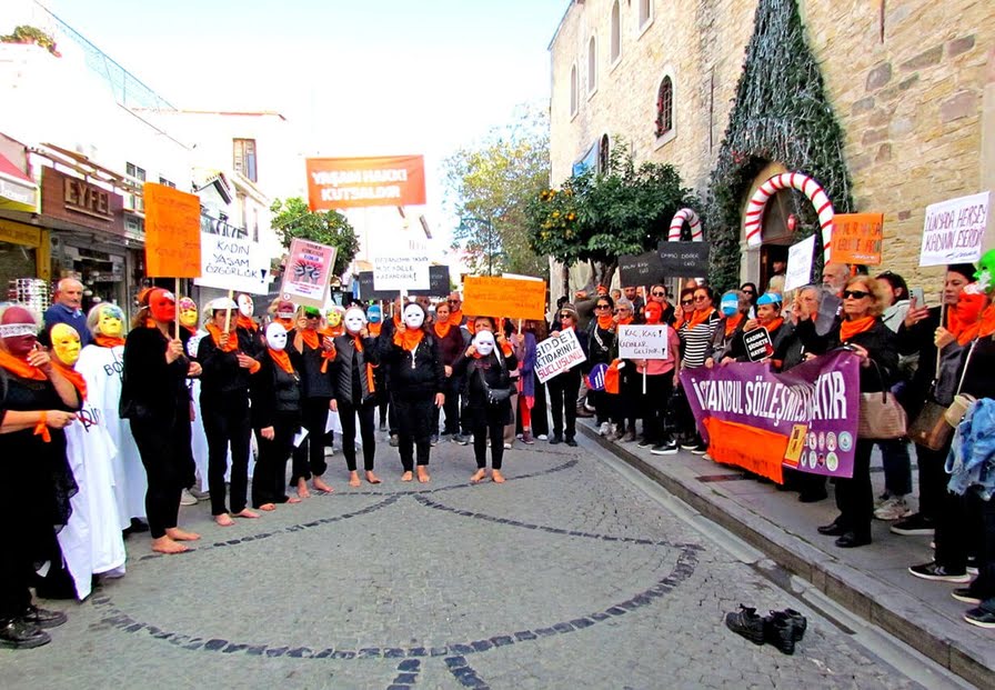  Çeşme’de 411 fidan, binlerce adım, tek bir söz: “İstanbul Sözleşmesi yaşatır??
