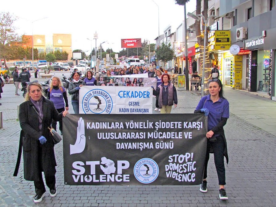 Çeşme’de kadınlar, şiddete karşı seslerini duyurmak için yürüdüler