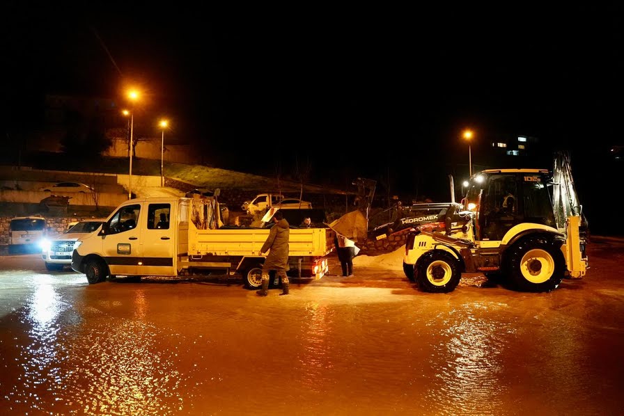 Çeşme Belediyesi Ekipleri Kuvvetli Fırtına ve Yağışa Karşı Tüm Gece Sahadaydı