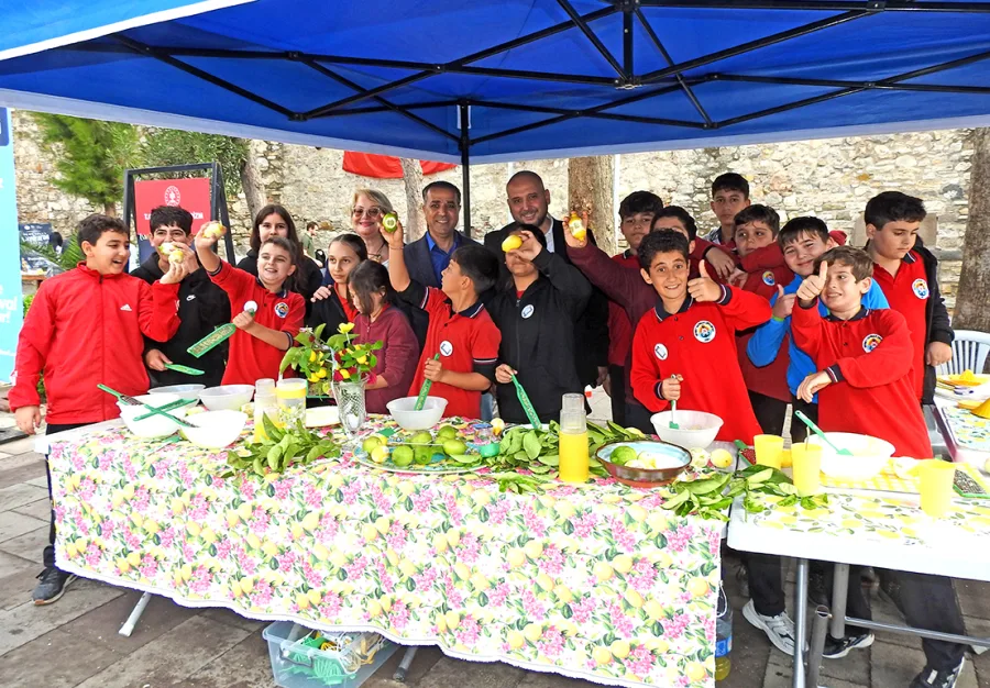 Çeşme Kalesi’nde çocuklar tarihle buluştu, limonata yaptı