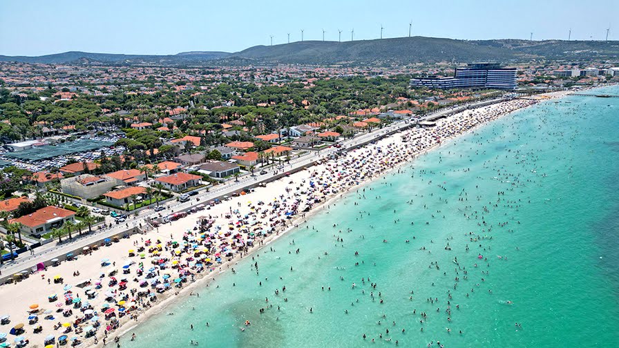 Çeşme’de plajlar doldu taştı nüfus 1 milyonu geçti