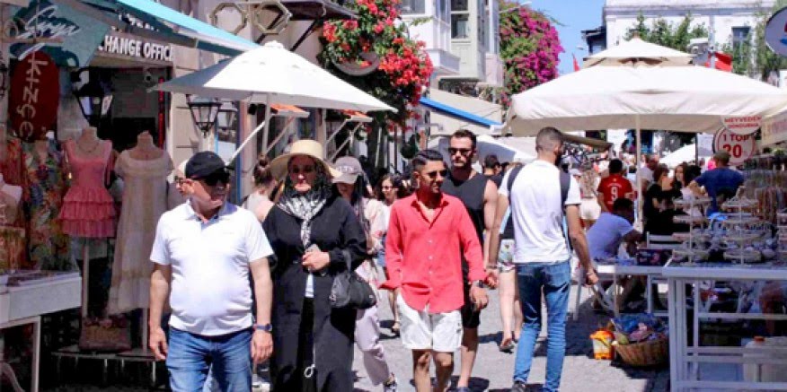 Alaçatı sokakları dolup taştı