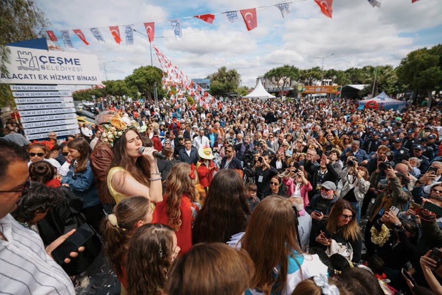 15. Uluslararası Alaçatı Ot Festivali’nin görkemli korteji ve 23 Nisan gururu bir arada 