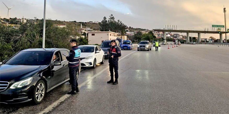 Araması olan 52 kişi Çeşme'de yakalandı