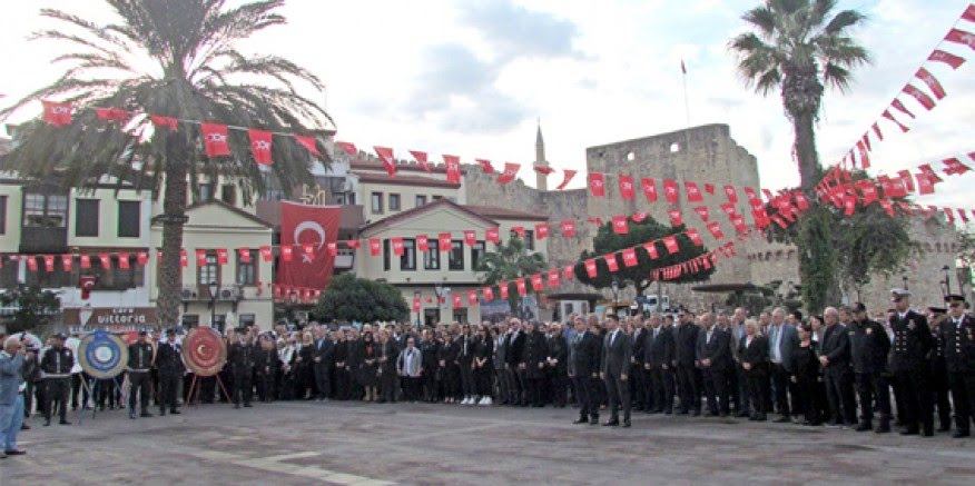 Atatürk, Çeşme'de saygı ve özlemle anıldı