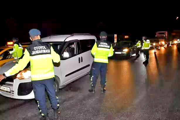 Jandarma kontrolünden kaçmaya çalışırken Çeşme'de yakalandılar