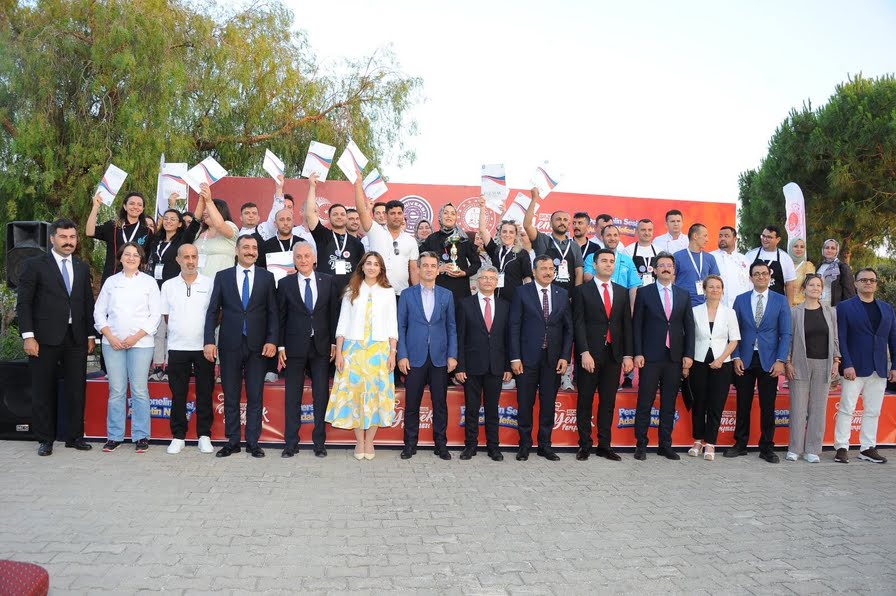 Adliyelerde görev yapan aşçılar, Çeşme'de yemek yarışmasında hünerlerini sergiledi