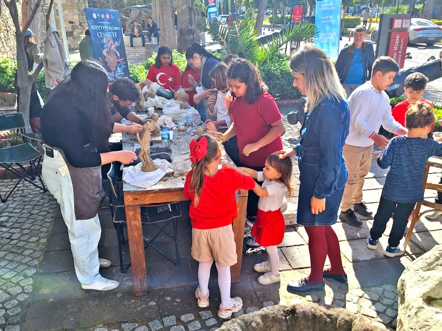 Odysseia’nın mitolojik yolculuğu Çeşme’de seramik heykellere dönüşüyor