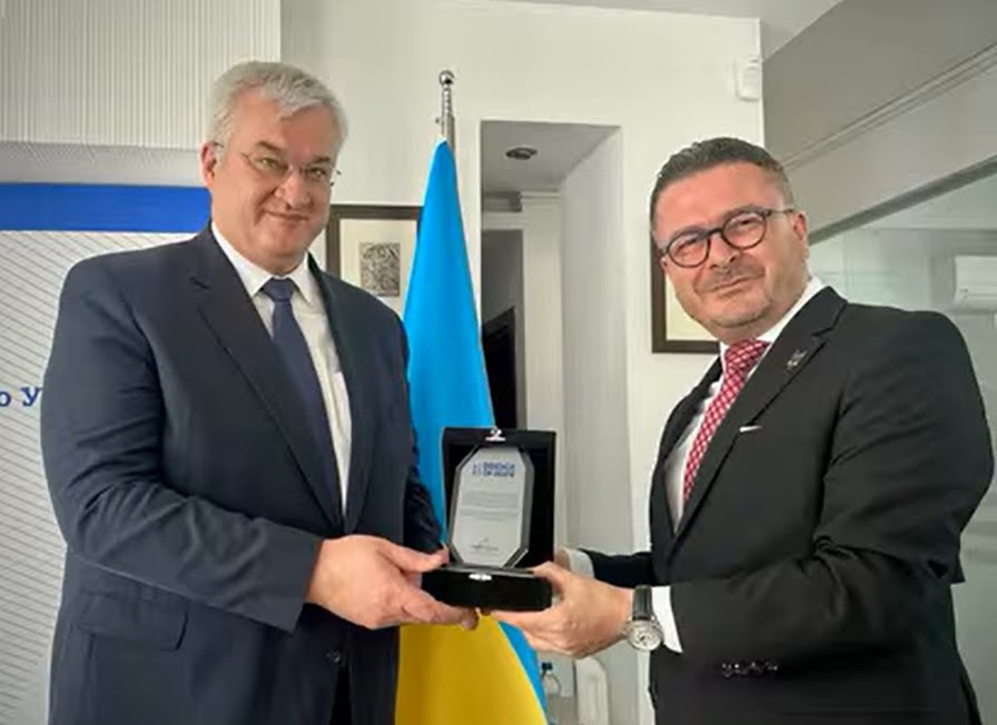 Ukrayna’dan Alaçatı’ya Teşekkür: “Kehribar Kalp?? Ödülü Kerem Ünsal’a Verildi