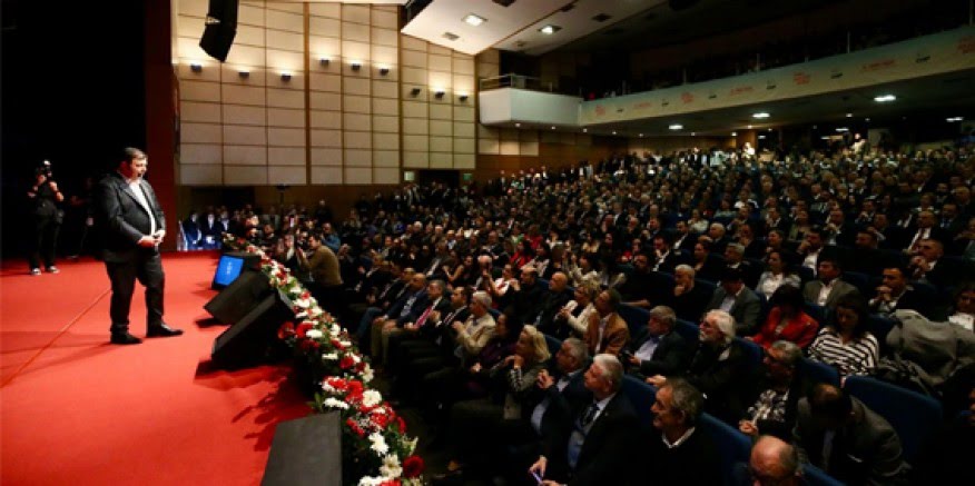 Başkan Cemil Tugay,  projelerini “İzmir Geleceğe Doğru?? sloganıyla açıkladı