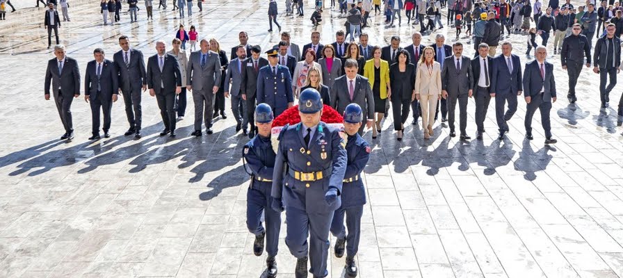 Başkan Cemil Tugay ve İzmir'in ilçe belediye başkanları Anıtkabir'i ziyaret etti