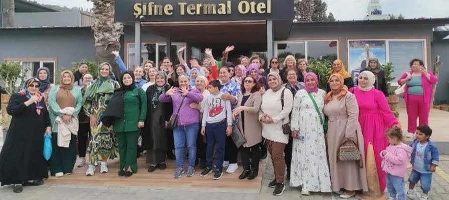 Başkan Denizli'den Çeşmeli annelere tarih gezisi ve yemek