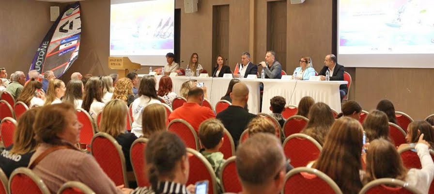 Başkan Denizli: “İlçemizin sörfte uluslararası turnuvalara ev sahipliği yapan bir kent olması için var gücümüzle çalışacağız??