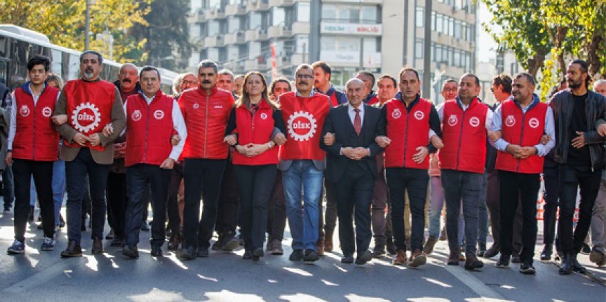 Başkan Soyer emekçilerin hakları için yürüdü