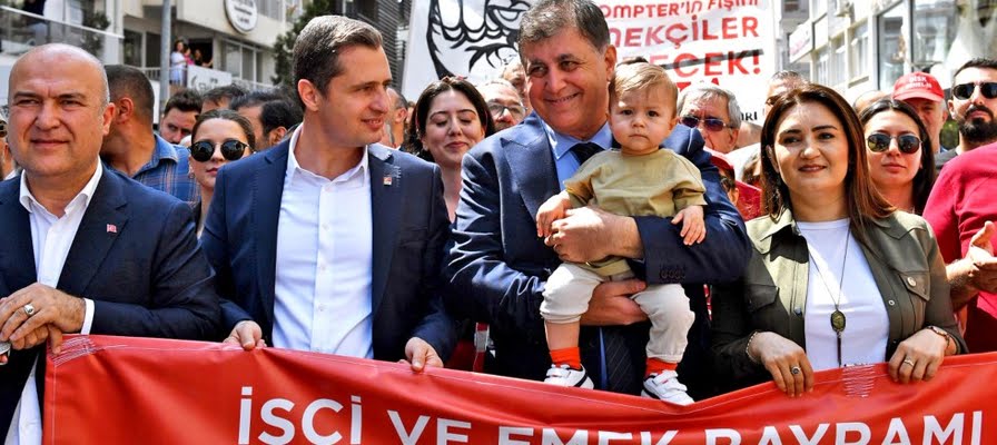 Başkan Tugay emekçilerin 1 Mayıs coşkusuna ortak oldu
