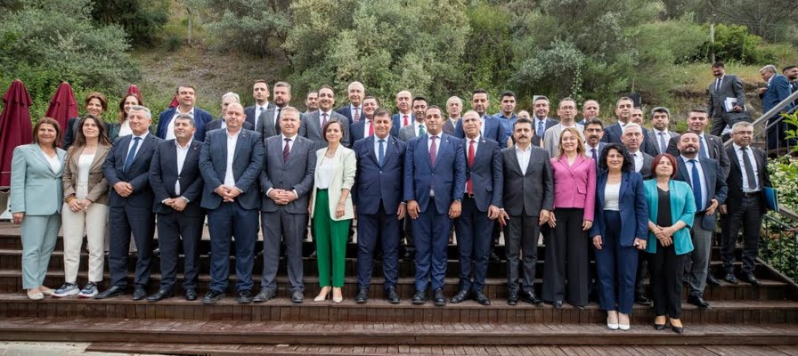 Başkan Tugay ilçe belediye başkanlarıyla bir araya geldi