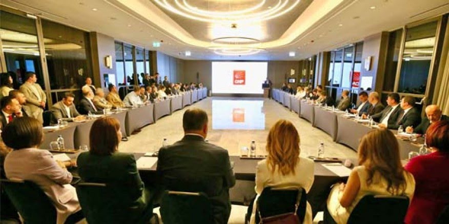 Başkan Tugay ilçe belediye başkanlarıyla toplantı yaptı