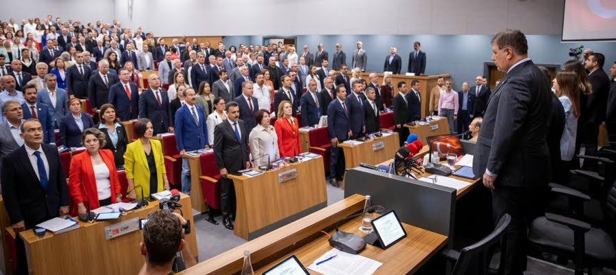 Başkan Tugay yeni dönemin ilk meclisini açtı:  “Birlikte şehrimizde iz bırakacak güzel çalışmalar yapacağız??