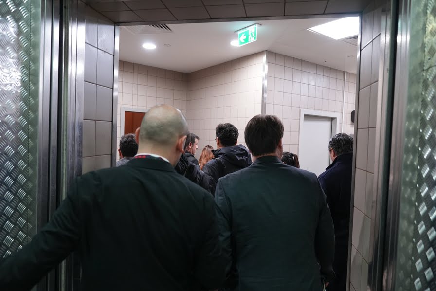 Basın mensuplarını “mal?? kabulden içeri aldılar