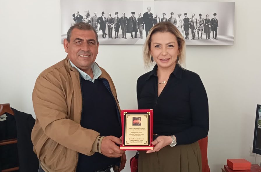 Çeşme Belediyesi'ne Roman Vatandaşlardan Teşekkür Plaketi