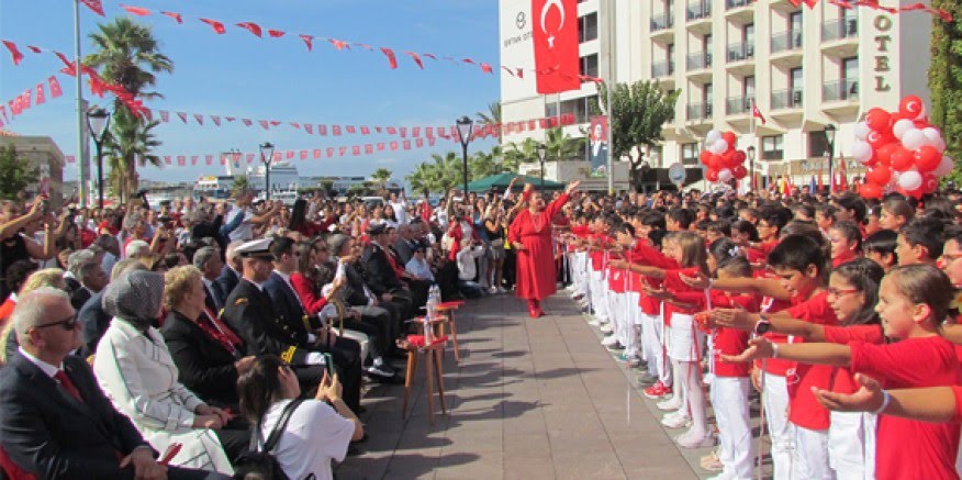 Çeşme, 100. yılında Cumhuriyet'e sımsıkı sarıldı