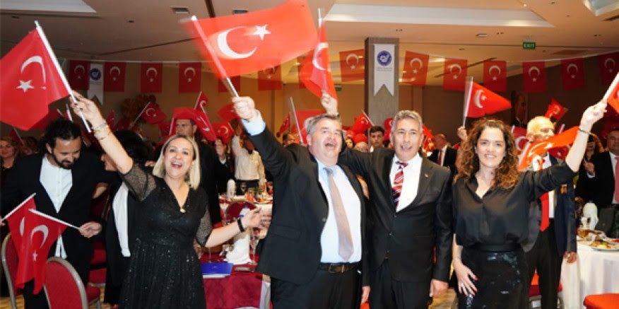Çeşme ADD ve ÇYDD'den coşkulu Cumhuriyet Balosu
