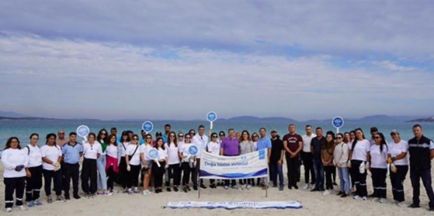 Çeşme Belediyesi Ilıca Plajı'nda çevre temizliği gerçekleştirdi