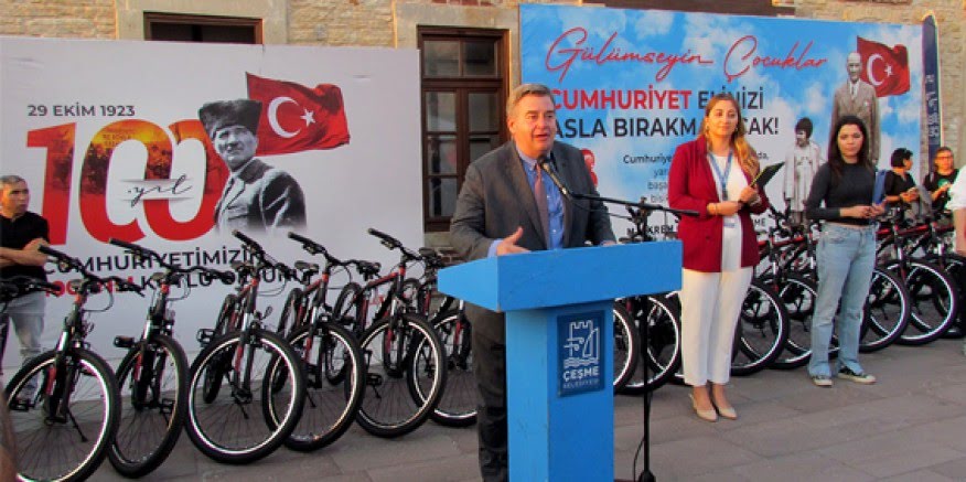Çeşme Belediyesi'nden 100 başarılı çocuğa 100 bisiklet