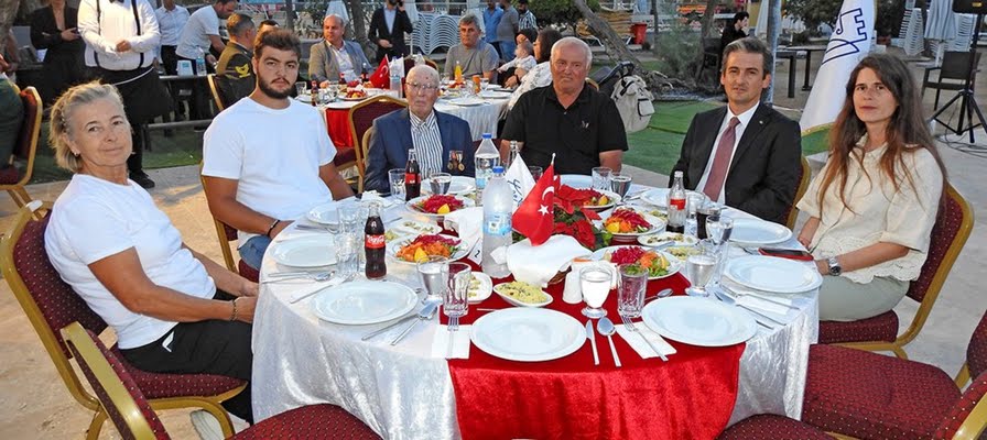 Çeşme Belediyesi, şehit ailelerini, gazileri ve ailelerini yemekte ağırladı